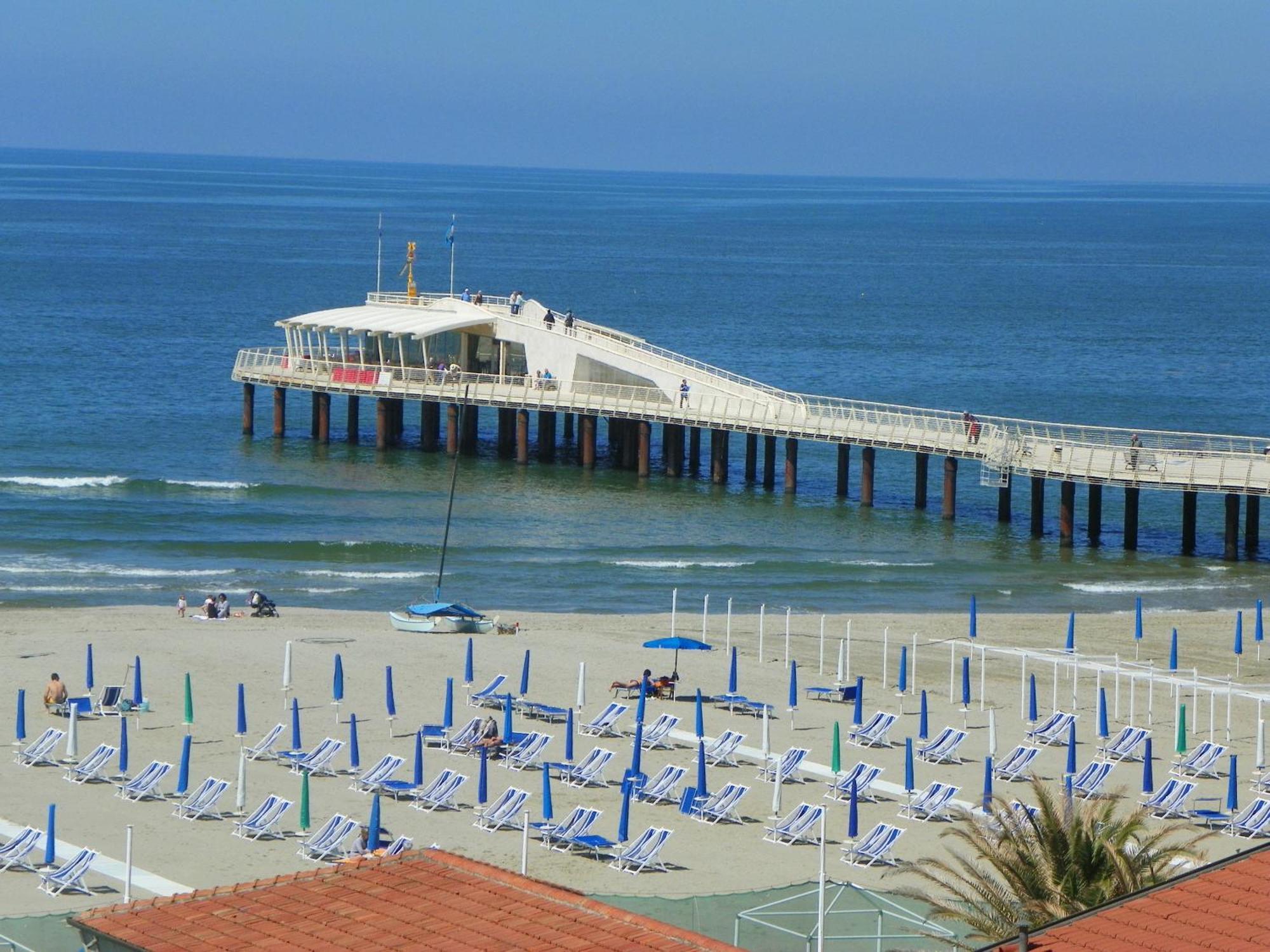 Hotel La Vela Lido di Camaiore Buitenkant foto